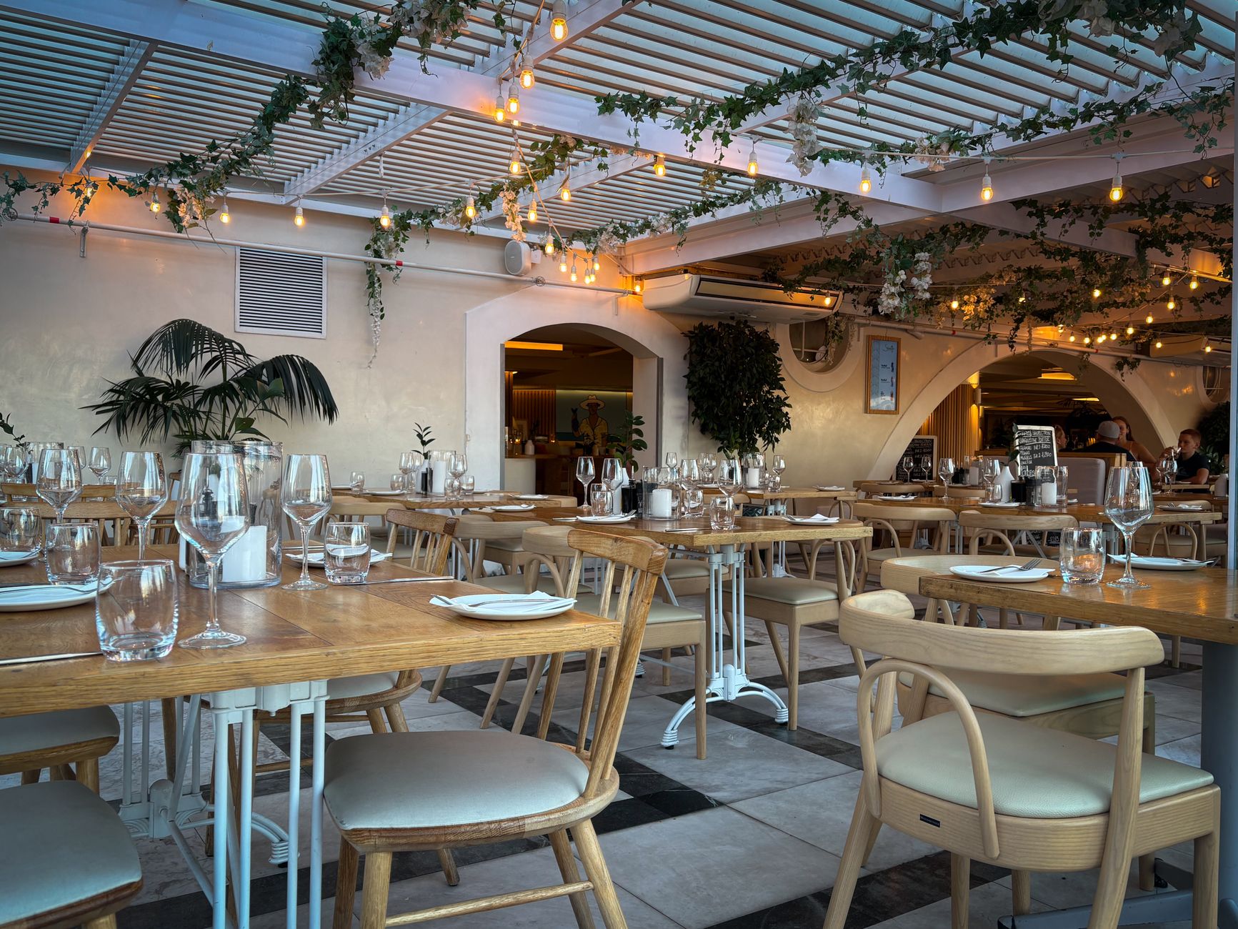 Elegantes Restaurant-Interior mit warmem Licht und Holz