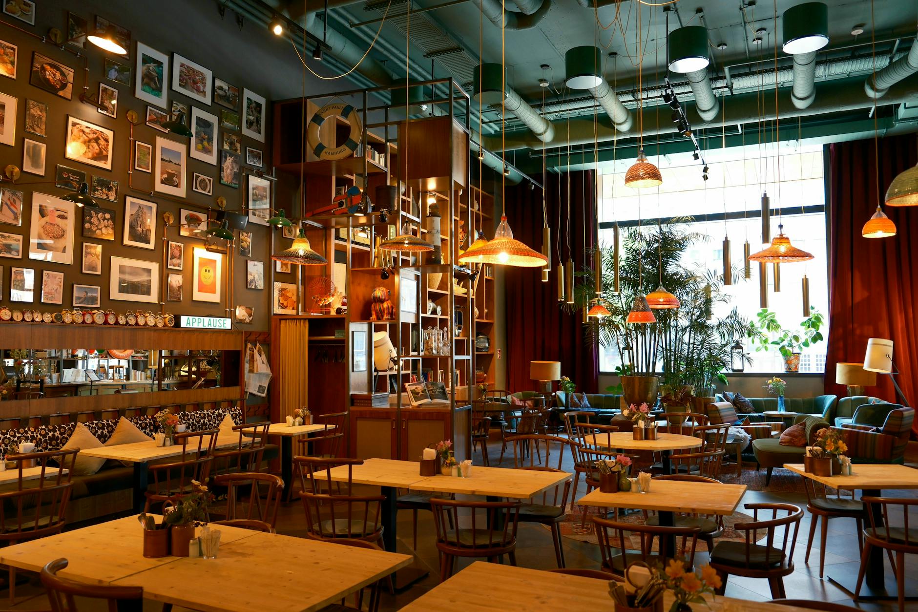 Warm beleuchteter Restaurant-Innenraum