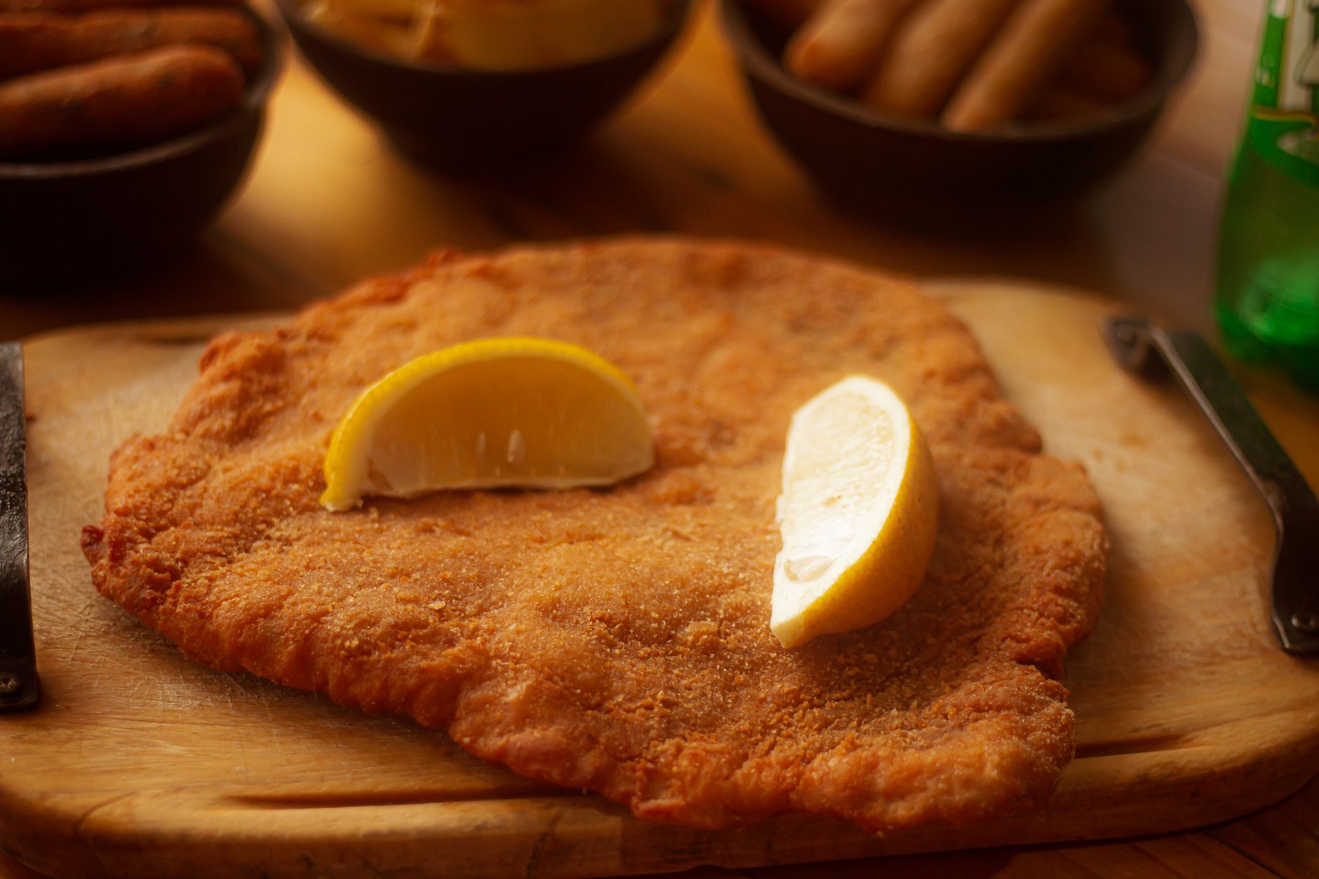 Goldbraunes Wiener Schnitzel mit Zitrone