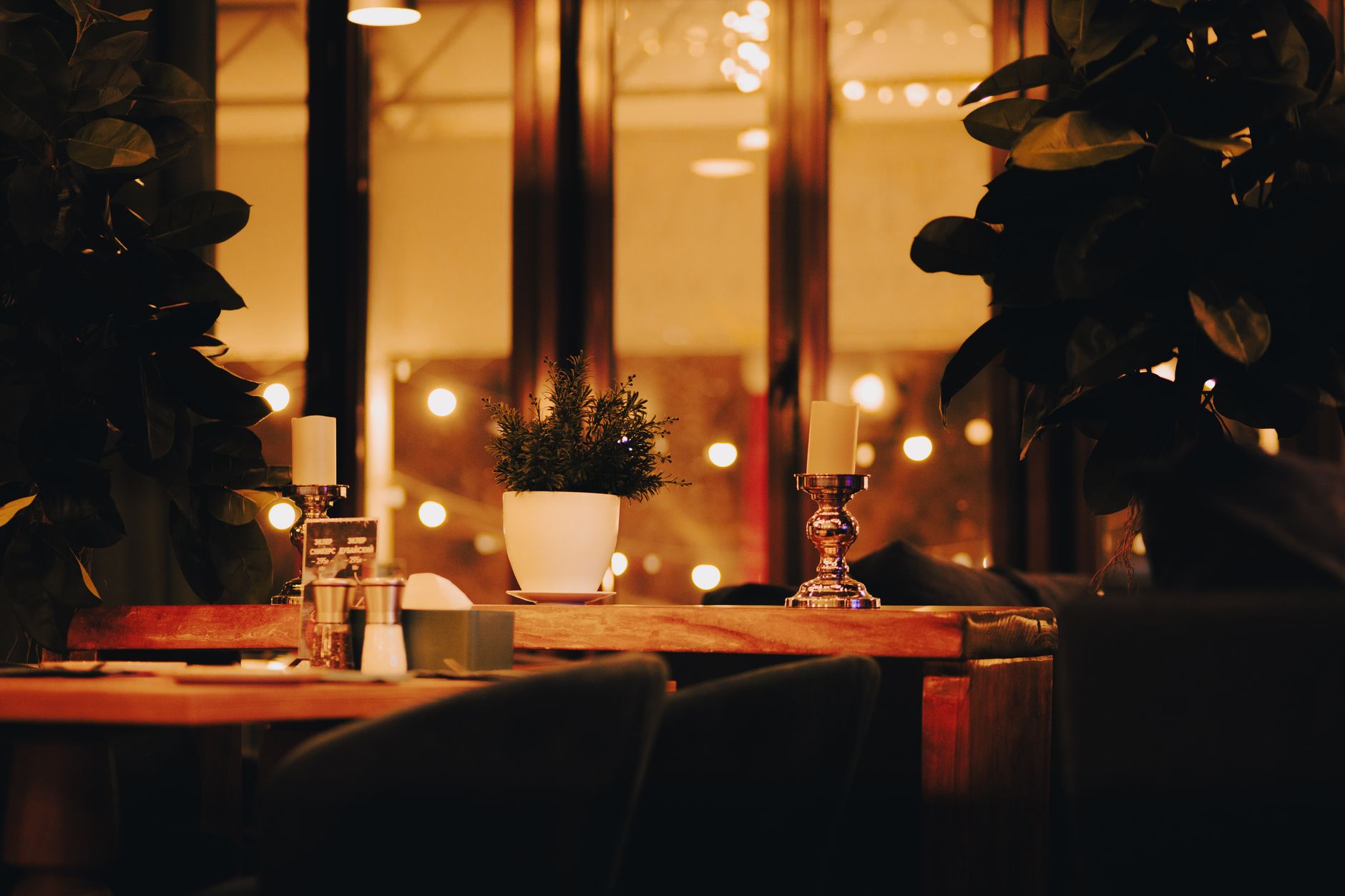 Gedeckter Tisch mit Kerzenschein im Restaurant