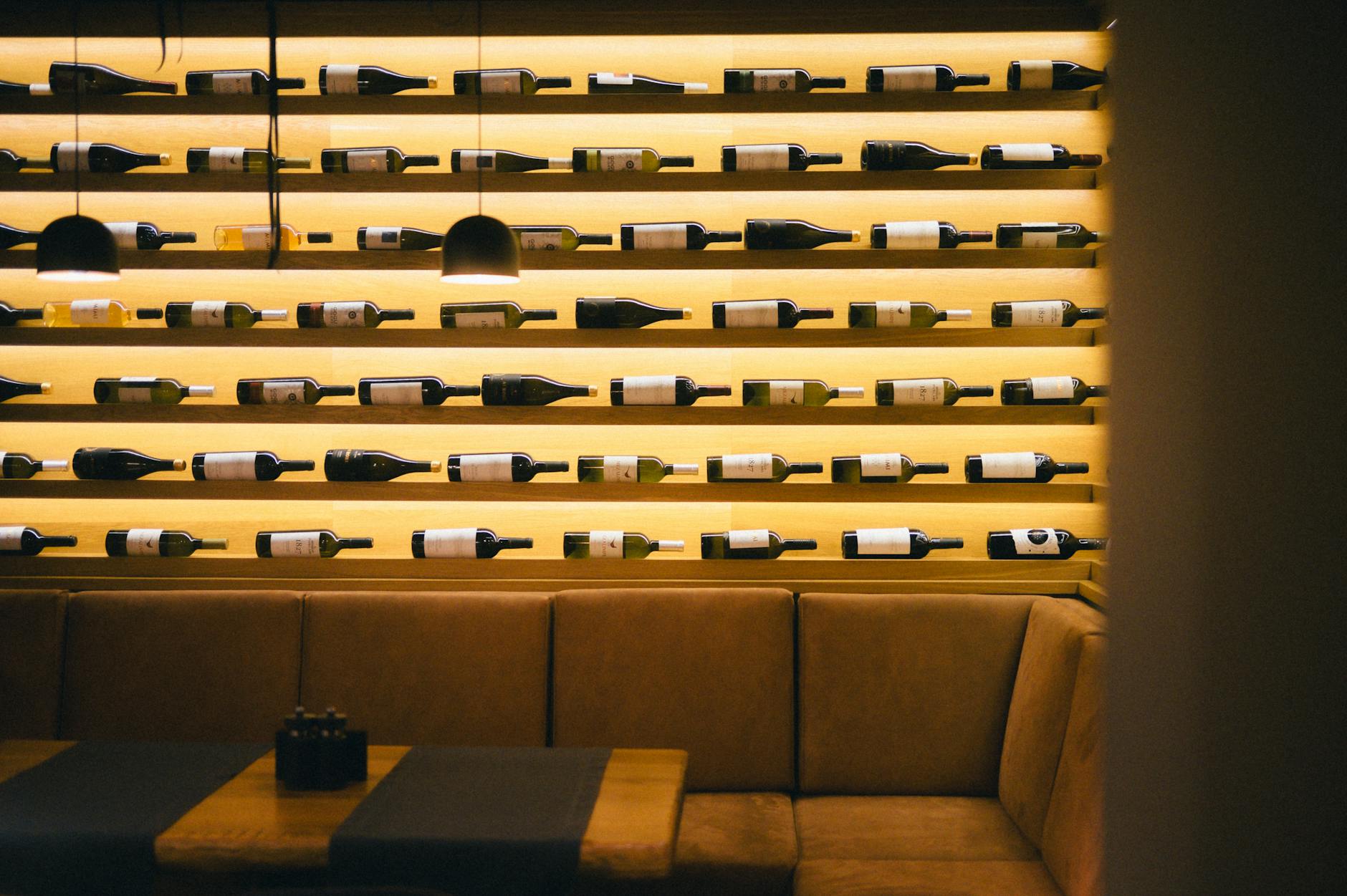 Weinwand mit ausgewählten Flaschen